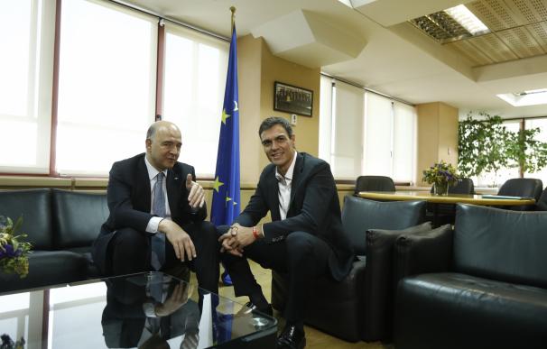 El comisario Moscovici cree que Pedro Sánchez será "responsable" como líder de la oposición
