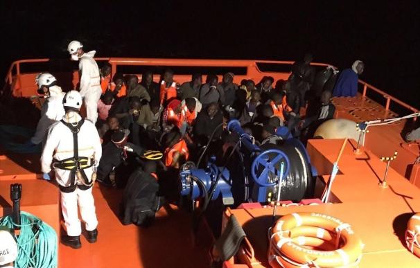 Salvamento Marítimo rescata 410 personas de pateras en las últimas 48 horas en Andalucía