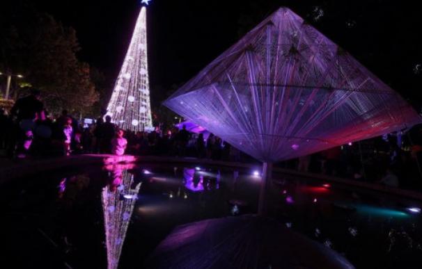 El arbol de Navidad en Camberra bate el récord de luces