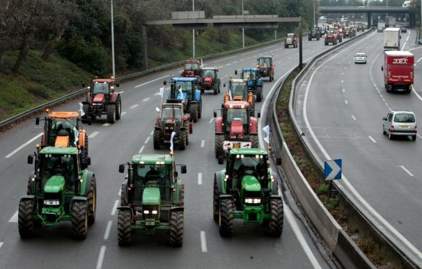 Miles de agricultores toman París con sus tractores