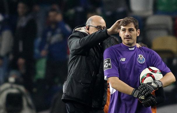 Porto's Spanish goalkeeper Iker Casillas keeps the