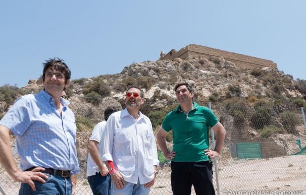 José López supervisa el estado del área arqueológica del Monte Sacro que acogerá el I Campus 'Ciudad de Cartagena'