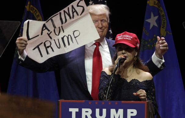Un curandero de Los Ángeles trata el pánico de los latinos hacia Trump