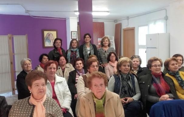 Sanitarios de Doña Mencía forman a mujeres en prevención de cáncer de mama y de cérvix