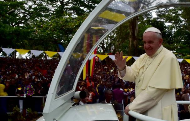 El Papa visita Uganda e invita a buscar en la fidelidad a Dios la paz que el mundo "no puede ofrecer", en su viaje por África