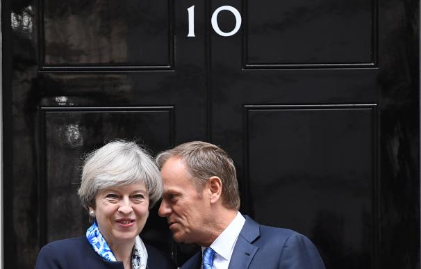 La Primera Ministra Theresa May escucha a Donald Tusk a la puerta del 10 de Downing street en Londres, el 6 de abril de 2017 (JUSTIN TALLIS / AFP)