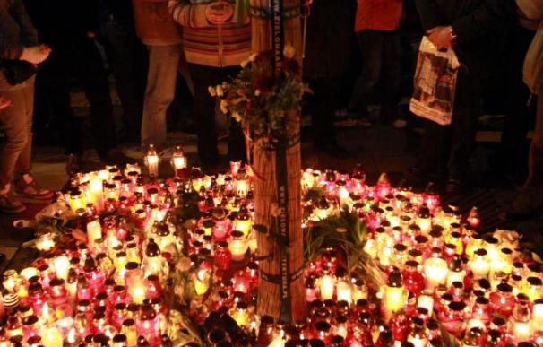 Los polacos velaron ante el palacio presidencial por el fallecido Kaczynski