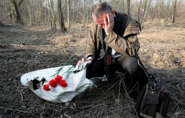 El hermano gemelo reconoce los restos del fallecido presidente polaco
