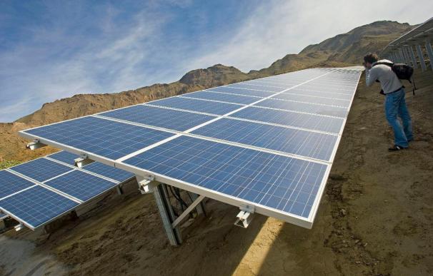Industria y la CNE destacan la importancia de investigar a las fotovoltaicas