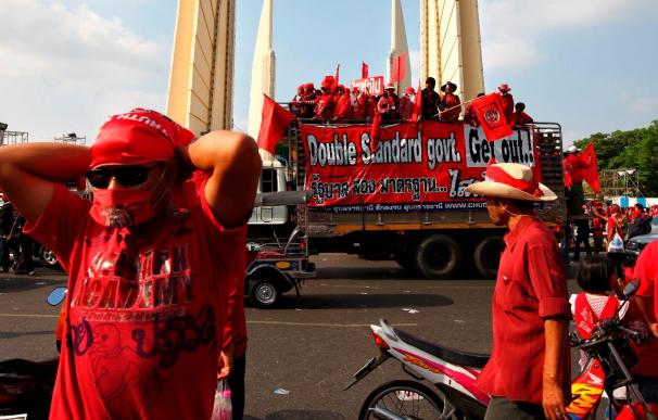 La procesión de los "camisas rojas" tiñe de pesar y preocupación Tailandia