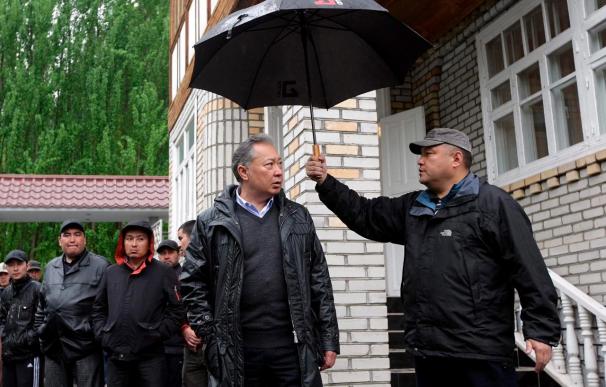 El depuesto presidente kirguís dice que si le intentan detener correrá sangre