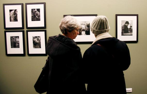 La alta sociedad californiana vista por el fotógrafo Doisneau en una exposición en París