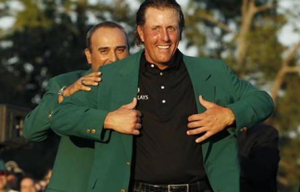 Mickelson gana el Masters de EEUU de golf por tercera vez