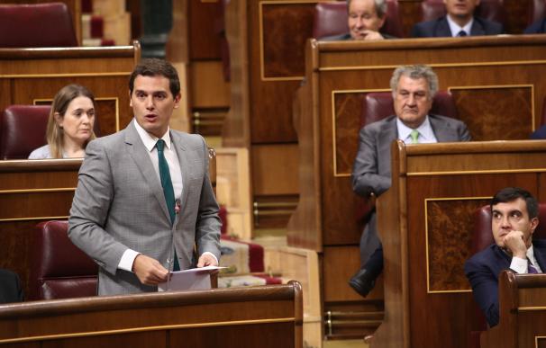 Rivera dice que Sánchez debe entender que al parecerse a Podemos "rompe puentes" con parte del PSOE y con Ciudadanos