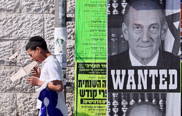 Un cartel de "Se busca" de Ehud Olmert - EFE