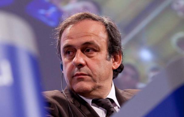 Platini alaba la norma española que exige a los accionistas de los clubes ser socios