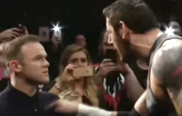 Rooney se convierte en estrella de la WWE dándole una bofetada a un luchador.