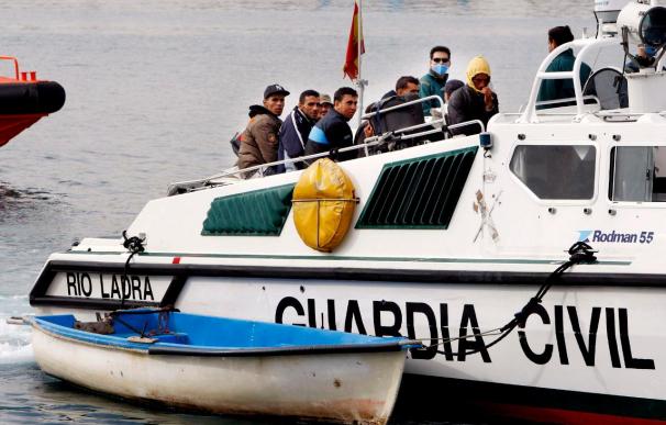 Los equipos de rescate reanudan la búsqueda donde naufragó una patera en Almería