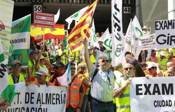La huelga de examinadores de tráfico ha costado al sector 210.000 euros