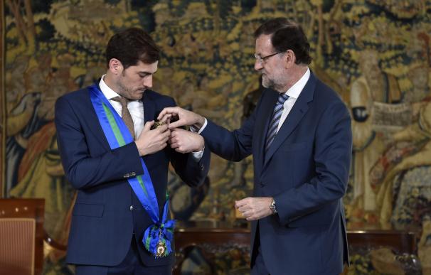 Spanish goalkeeper Iker Casillas (L) is awarded th