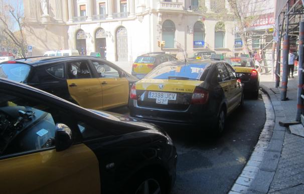 Taxistas de Barcelona harán huelga y se manifestarán este jueves contra empresas como Uber