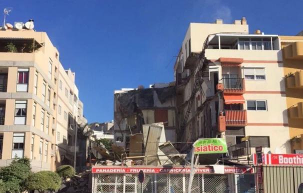 Recuperan el cadáver de una mujer en los escombros del edificio de Los Cristianos (Tenerife)