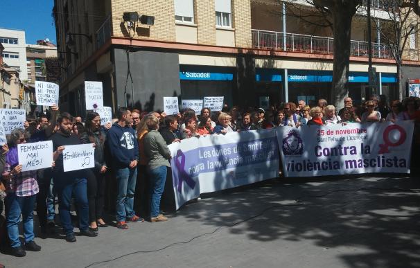Vecinos y amigos de la víctima de Sant Feliu se concentran contra de la violencia machista