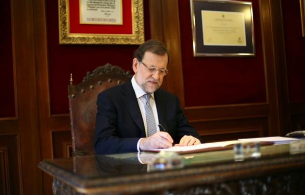 Rajoy firma la solicitud de Dictamen al Consejo de Estado, este lunes.