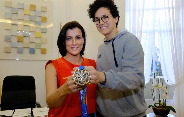 La alcaldesa felicita a Laura Nicholls por su triunfo con la Selección de Baloncesto en el Eurobasket