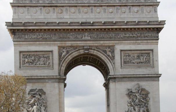 Un militante abertzale grave tras caerse del Arco del Triunfo de París en un acto de protesta