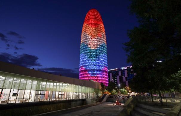 La Torre Agbar se ilumina por el 40 aniversario del Orgullo LGTBI