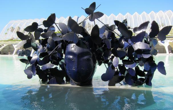 Las cabezas monumentales de Valdés se instalan en el lago de la Ciudad de las Artes para "hacer soñar"