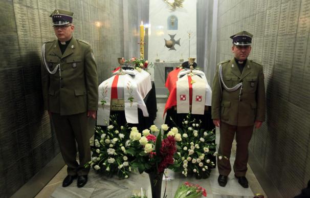 El tráfico aéreo y el lugar del entierro de Kaczynski empañan el funeral