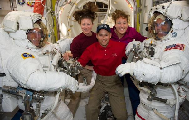 Los astronautas del Discovery hacen el tercer paseo espacial de esta misión