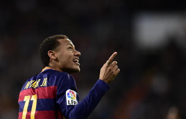 Neymar celebra su gol, que fue en fuera de juego / AFP