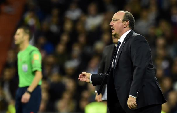 Real Madrid's coach Rafael Benitez gives instructi