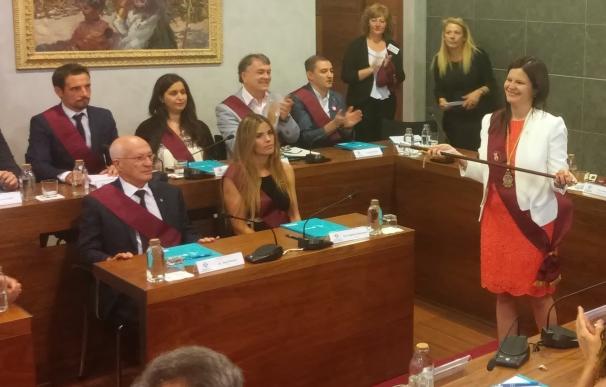 Castelldefels elige a Miranda (PSC) como alcaldesa entre protestas de trabajadores municipales