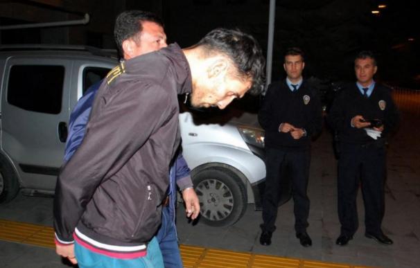 Ahmed Dahmani, escoltado por la Policía turca.
