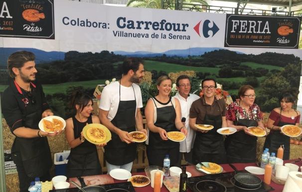 La presidenta de la Asamblea apoya la Feria de la Tortilla de Villanueva de la Serena (Badajoz) en su quinta edición