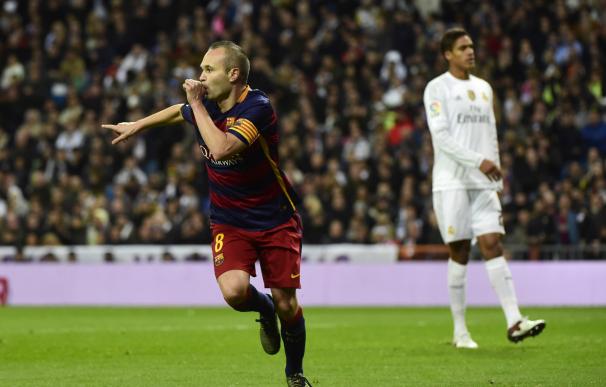 Andrés Iniesta celebra su gol al Real Madrid en el Clásico / AFP