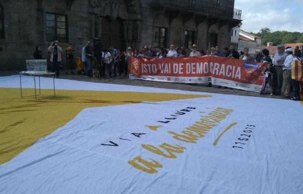 Unas 100 personas defienden en Santiago el referéndum catalán: "No queremos ser carceleros de nuestros compatriotas"
