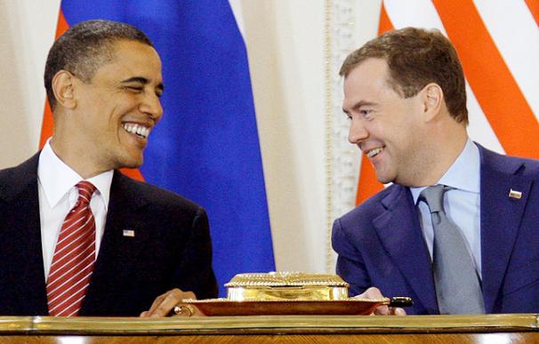 Obama (i) y Medvédev (d) sellan un nuevo acuerdo para el desarme nuclear - EFE