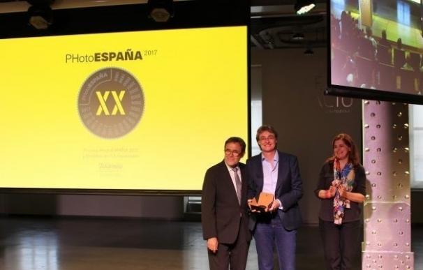 El Ayuntamiento de Madrid recibe la Medalla del Aniversario de PHotoESPAÑA