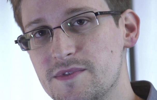 Snowden, abrazando a bandera de EE.UU., se dice dispuesto a entrar en prisión