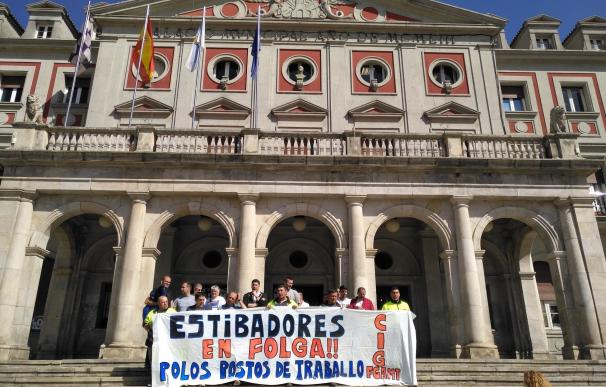 Estibadores de Ferrol denuncian que dos empresas operan sobre buques y que se está conculcando su derecho a la huelga