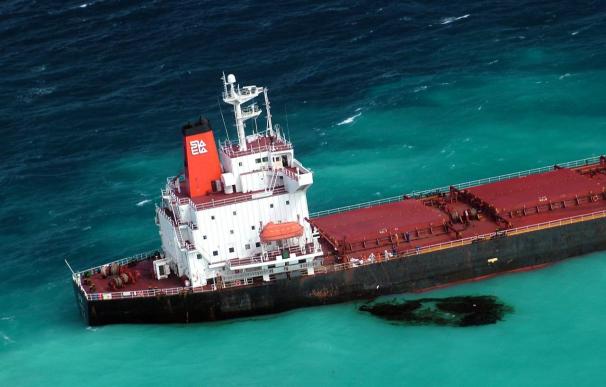 Los expertos intentan evitar que el buque encallado cause un desastre ecológico en Australia