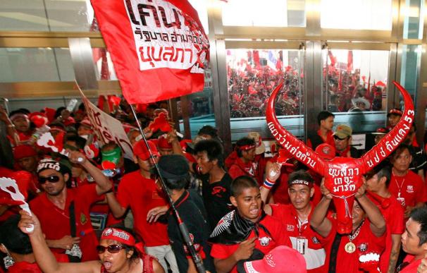 Los "camisas rojas" exigen la disolución del partido gobernante