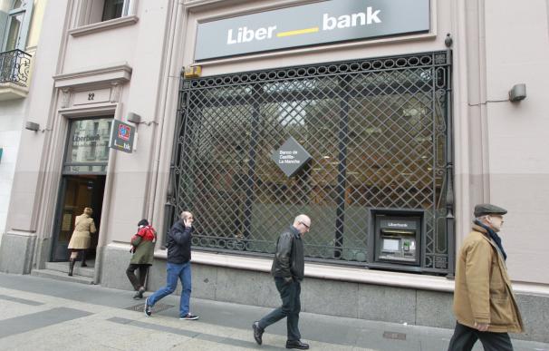Liberbank inicia la sesión de nuevo con pérdidas y cae un 18%, por debajo de los 0,7 euros