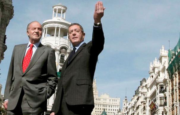 El Rey y el alcalde de Madrid, Alberto Ruiz-Gallardón, charlan durante uno de los actos de celebración con los que se va a conmemorar el centenario de la Gran Vía madrileña.