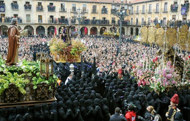 Miles de personas desafían al frío y a la lluvia para presenciar el Encuentro en León